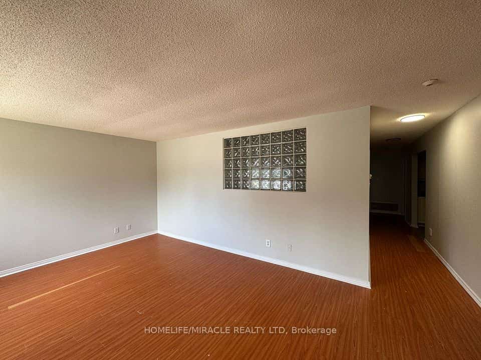 565 Kennedy Road #7, Toronto, ON M1K 2B2