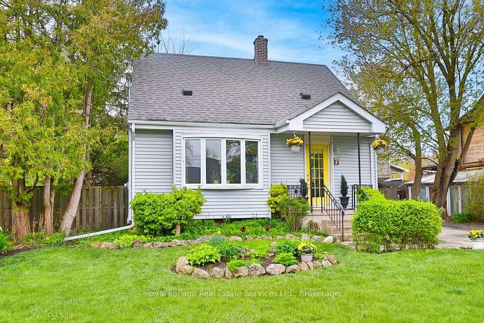 7 Stewart Street, Oakville, ON L6K 1X3