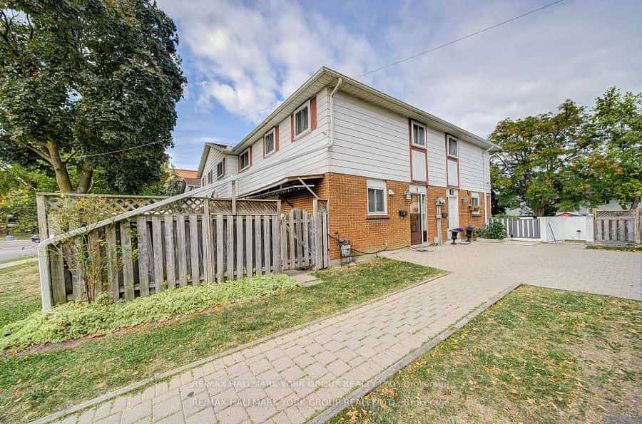 9 Bur Oak Way, Toronto, ON M3L 2G3