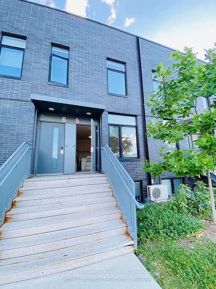 1720 Simcoe Street N #5, Oshawa, ON L1G 4X9