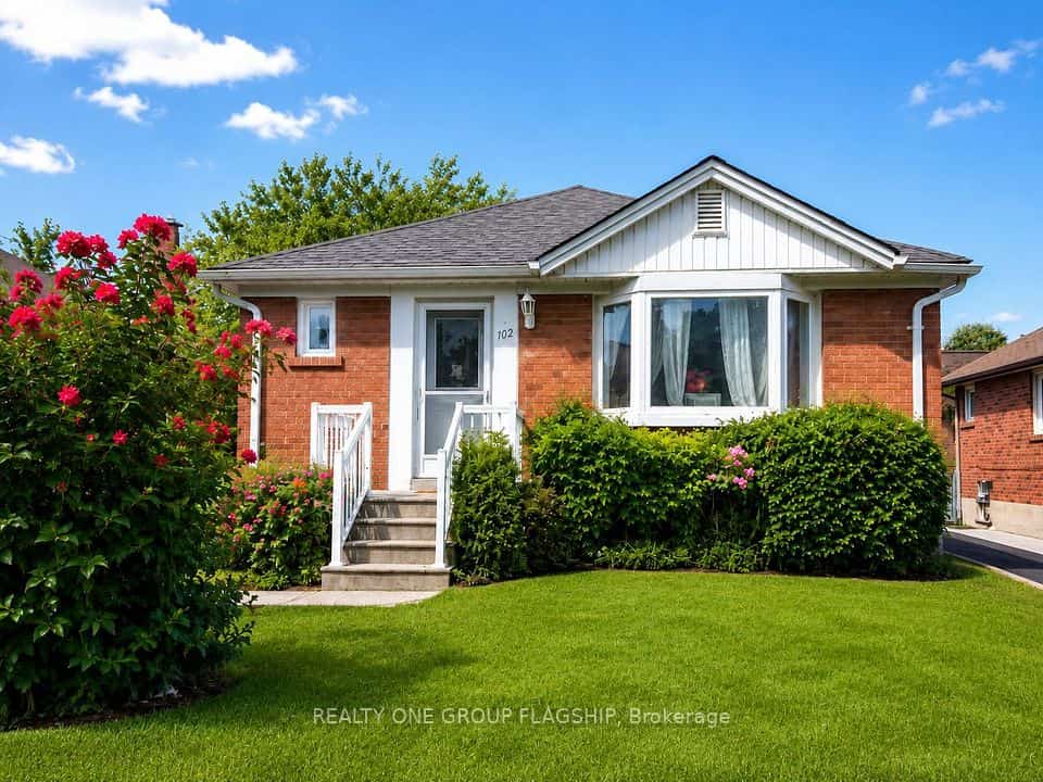 102 Edgecroft Road, Toronto, ON M8Z 2C3