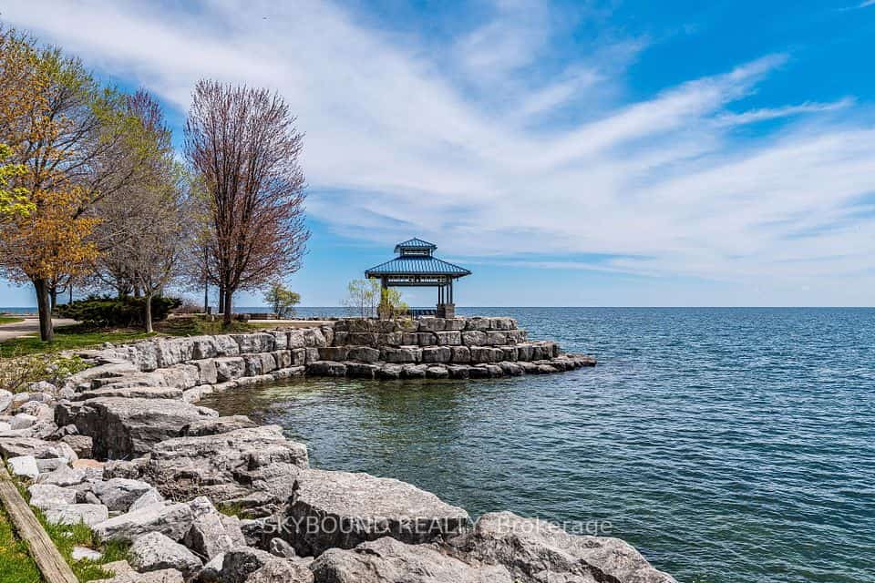 15 N Elizabeth Street N #305, Mississauga, ON L5G 2Z3