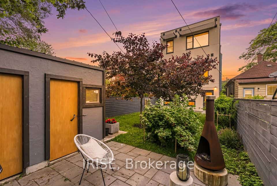 29 Ash Crescent, Toronto, ON M8W 1E4