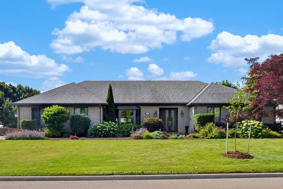 90 Oaklands Park Court, Burlington, ON L7T 4G9