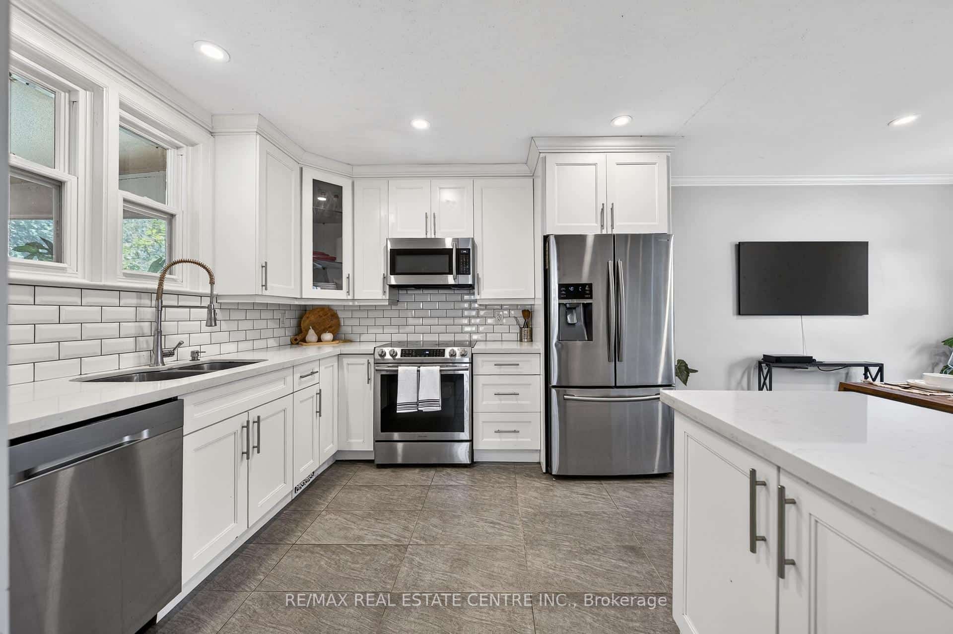 154 Bridgeport Road E, Waterloo, ON N2J 2K4