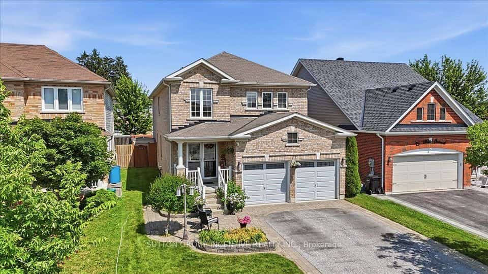 17 White Crescent, Barrie, ON L4N 5Z9