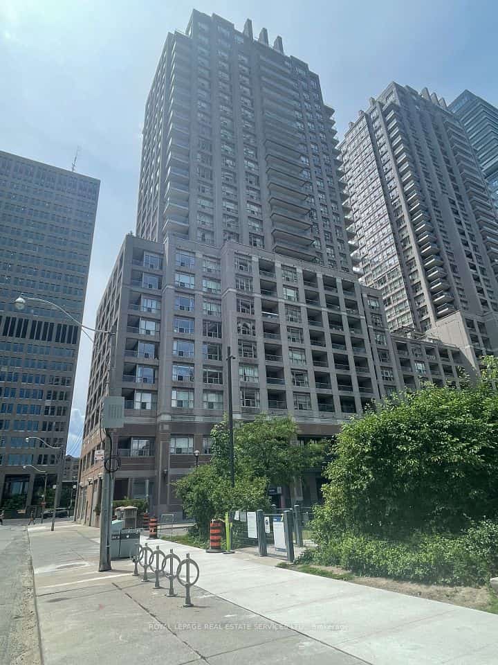 909 Bay Street #2108, Toronto, ON M5S 3G2
