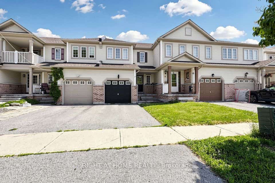7 Macmillan Avenue, Whitby, ON L1R 3H4