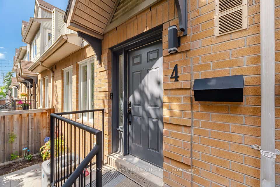 1211 Parkwest Place #4, Mississauga, ON L5E 3J3