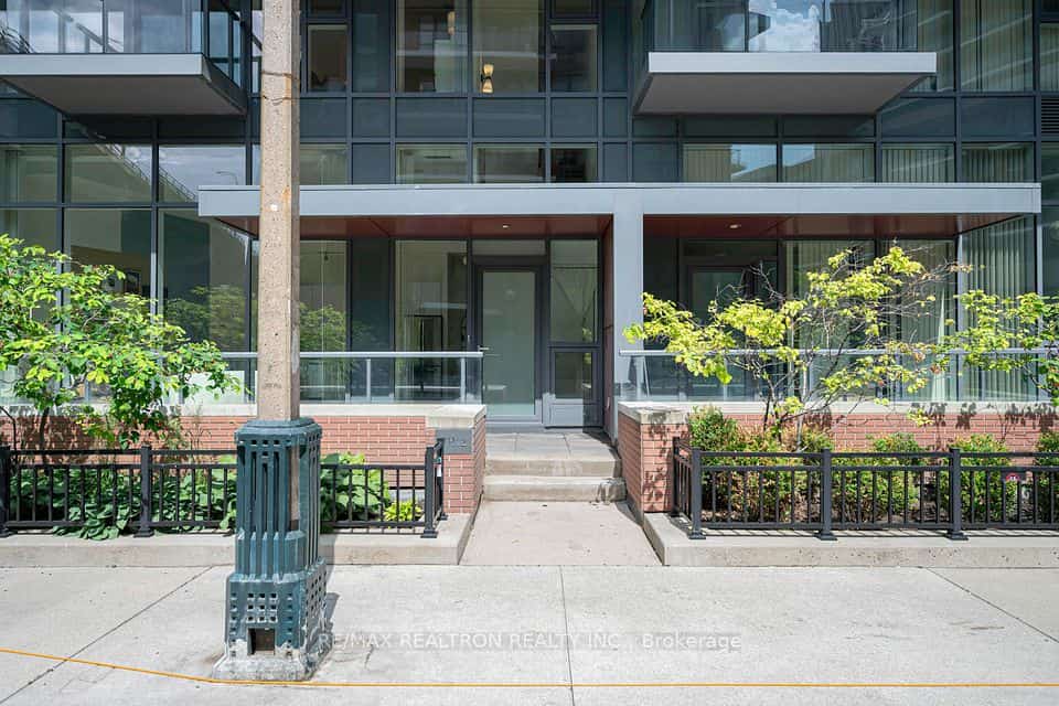20 Bruyeres Mews #TH12, Toronto, ON M5V 0G8