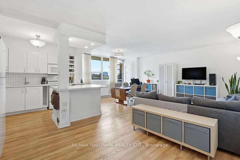 180 Markham Condos, Toronto
