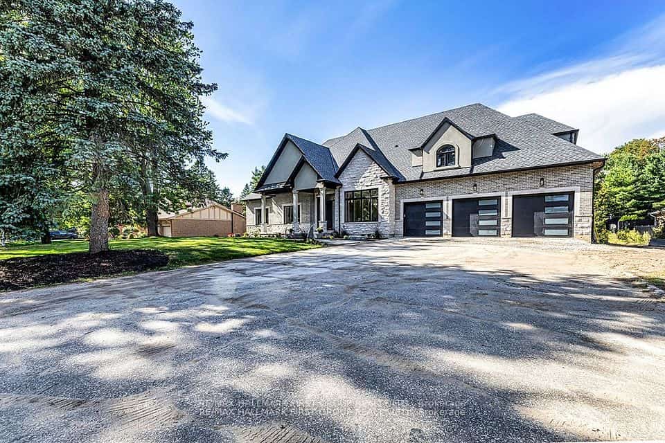 10 Philips Road, Whitby, ON L1M 1G7