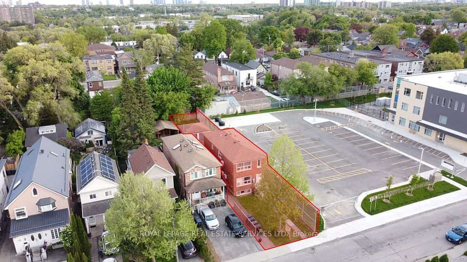 11 Dennis Avenue, Toronto, ON M6N 2T7
