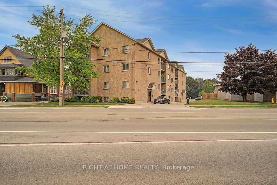1522 King Street E #403, Kitchener, ON N2G 2P1