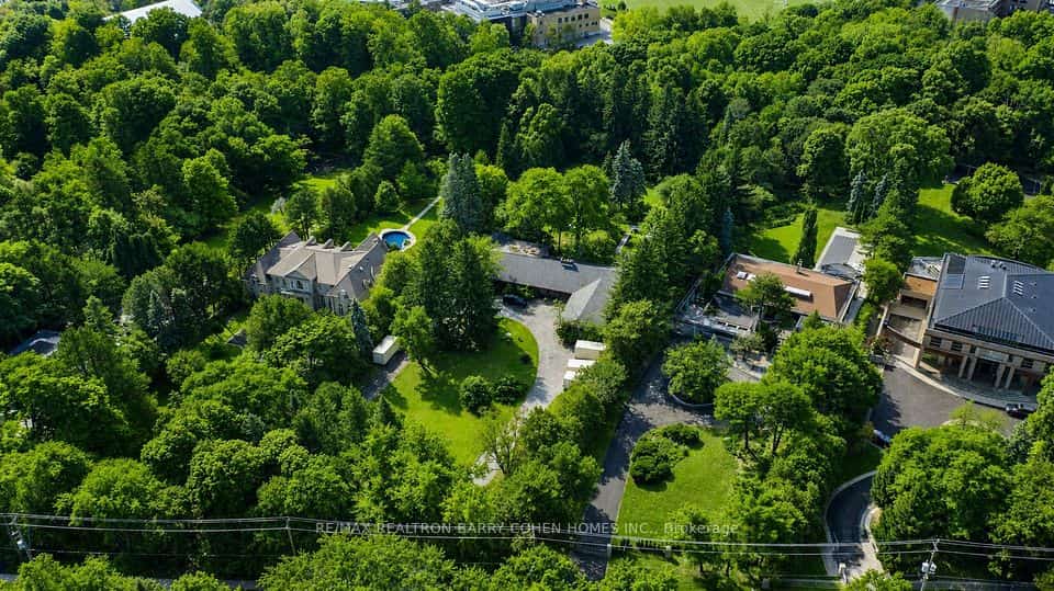 14 Park Lane Circle, Toronto, ON M3B 1Z7