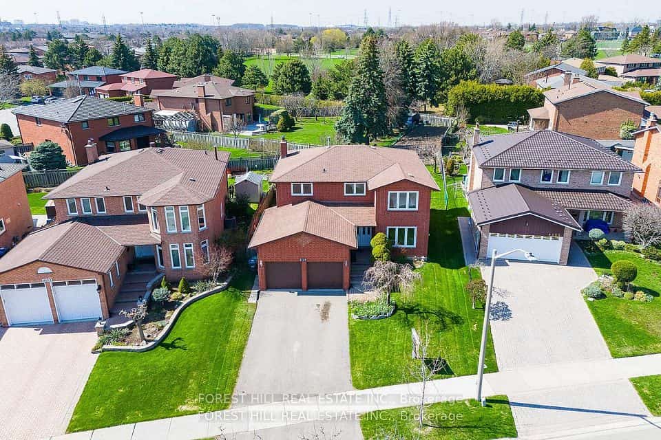 4129 Molly Avenue, Mississauga, ON L4Z 1E3