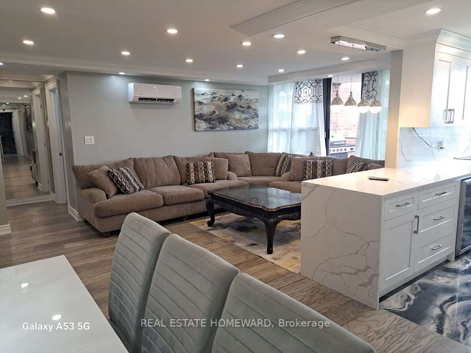 100 Wingarden Court #1810, Toronto, ON M1B 2P4