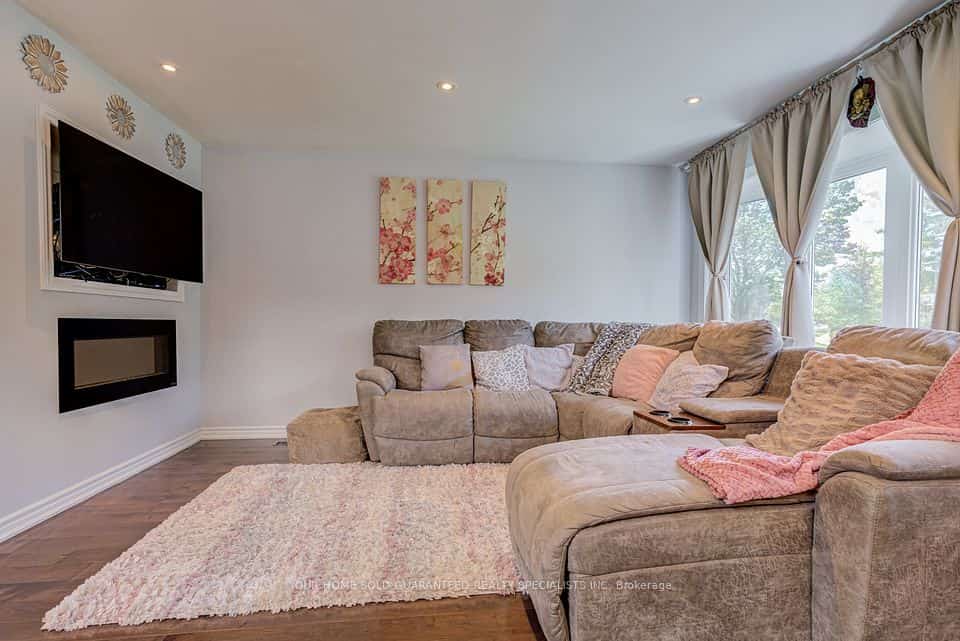 5 Hallow Crescent, Toronto, ON M9W 2V8
