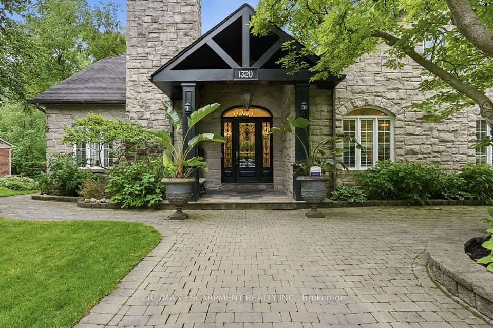 1320 Woodland Avenue, Mississauga, ON L5G 2X9