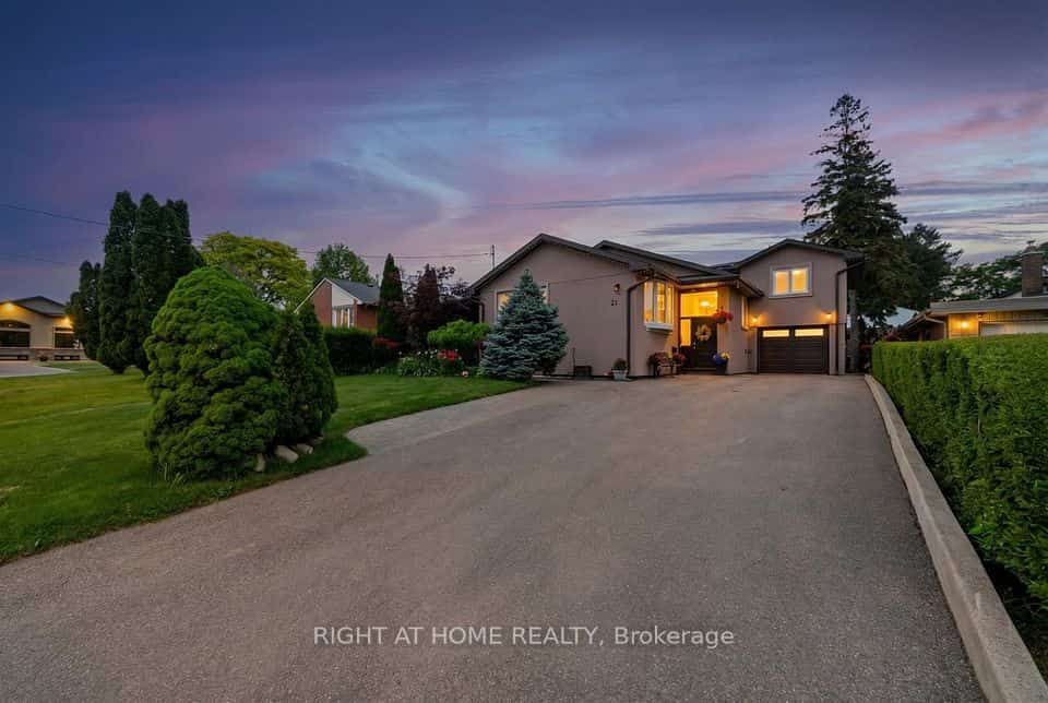 21 Warbeck Place, Toronto, ON M9R 3C2
