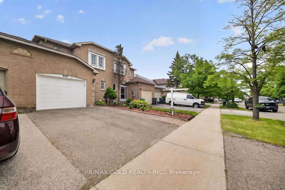 949 Blizzard Road, Mississauga, ON L5V 1T1