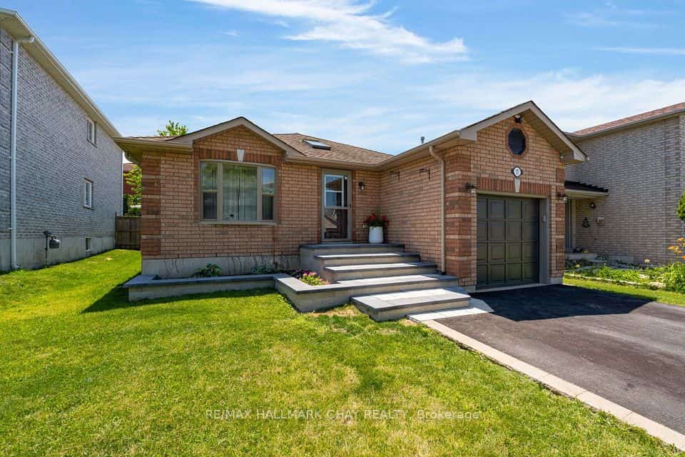 17 Benjamin Lane, Barrie, ON L4N 0S3