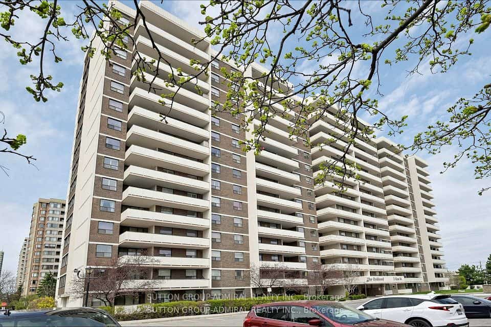 3 Lisa Street #910, Brampton, ON L6T 4A2