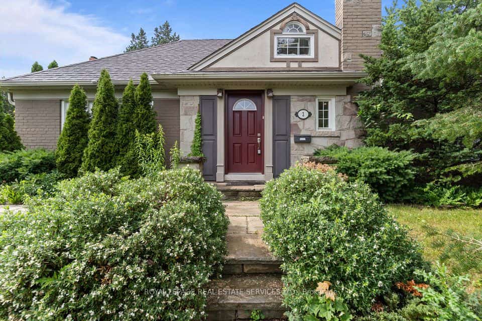 2 Glenroy Avenue, Toronto, ON M8Y 3X8