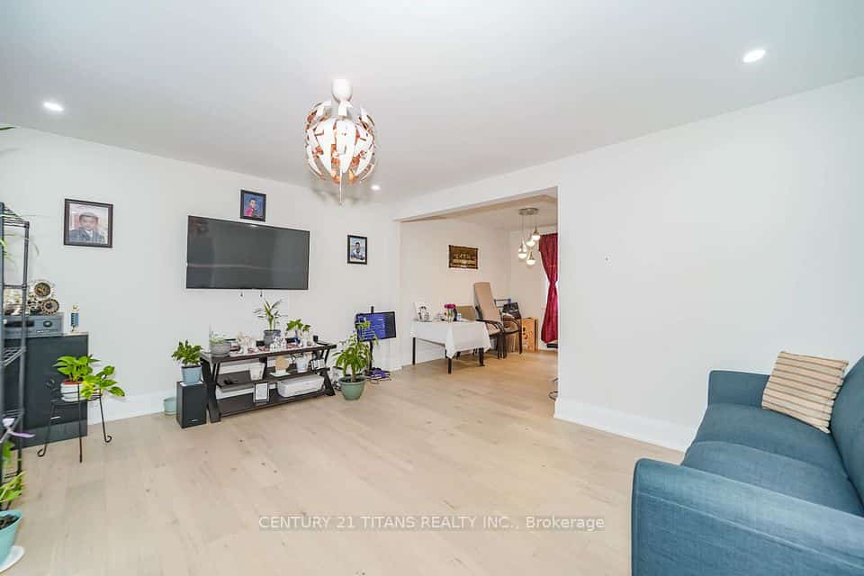 42 Pixley Crescent, Toronto, ON M1E 3G6