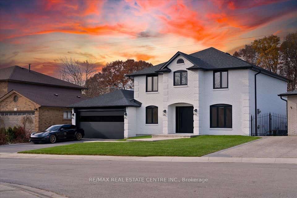 32 Elena Court, Hamilton, ON L9C 7P7