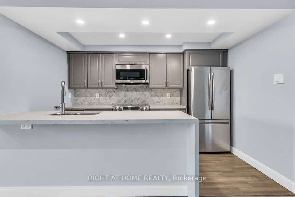 356 Mcrae Drive #406, Toronto, ON M4G 4G4