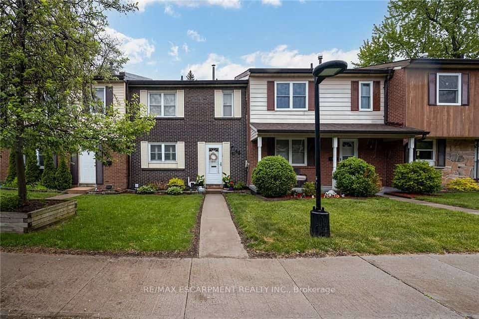 2825 Gananoque Drive #48, Mississauga, ON L5N 1V6