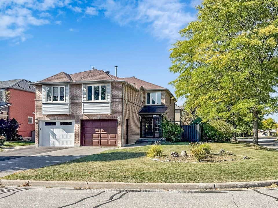 558 Willowick Drive, Newmarket, ON L3X 2A6