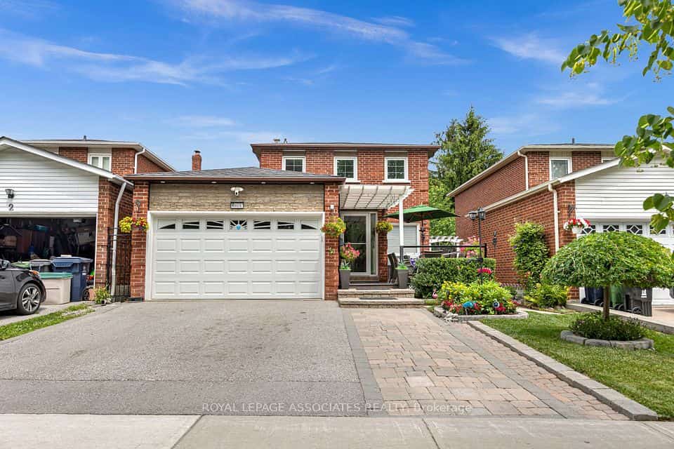 4 Apsco Avenue, Toronto, ON M1E 5A8