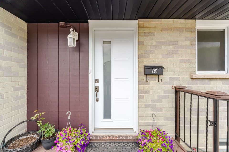 18 Gold Pine Court, Brampton, ON L6S 2K6