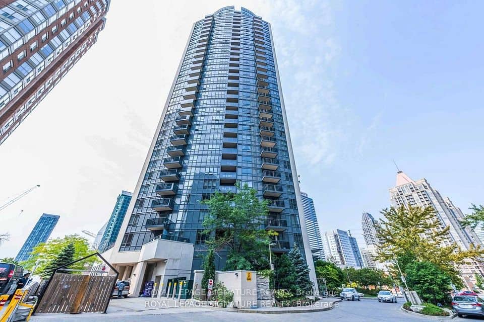 330 Burnhamthorpe Road, Mississauga