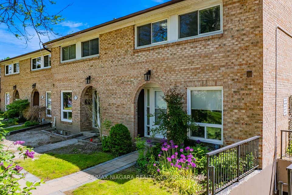 1 Wootten Way S #32, Markham, ON L3P 3H7
