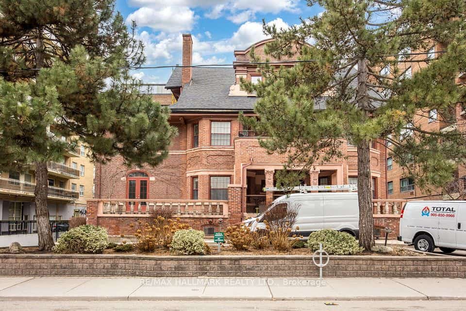 212 St George Street #203, Toronto, ON M5R 2N5
