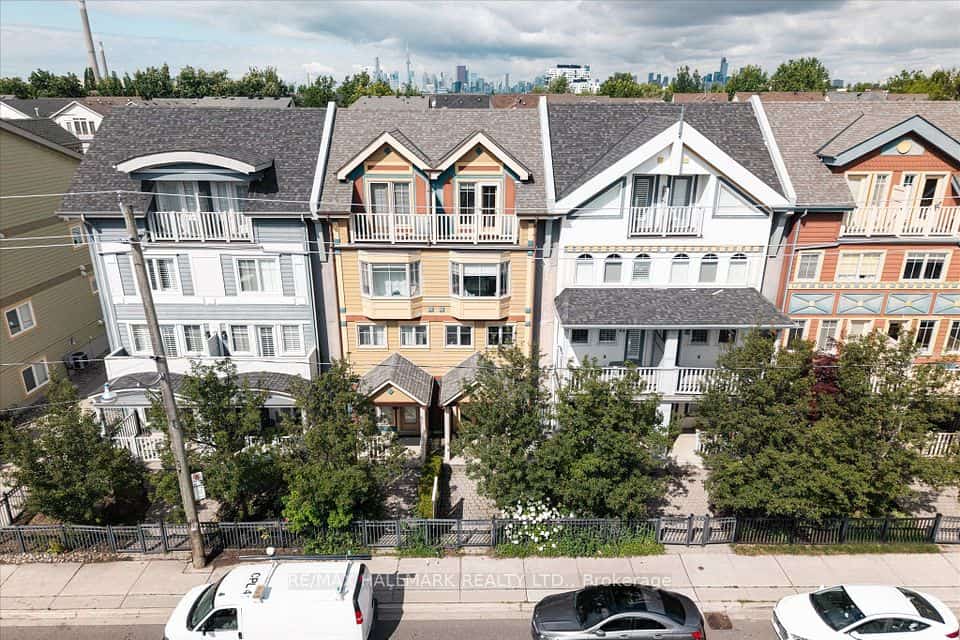 82 Woodbine Avenue, Toronto, ON M4L 2A2