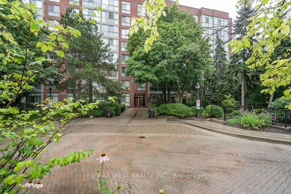 South Kingsway Village Ⅲ, Toronto
