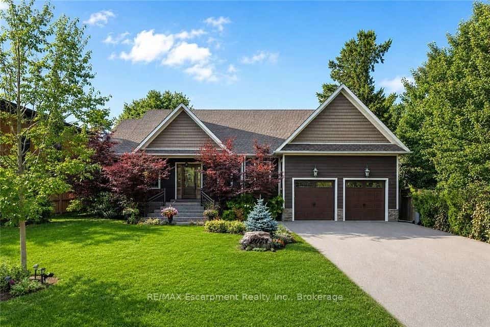2073 Deramore Drive, Oakville, ON L6J 2P7