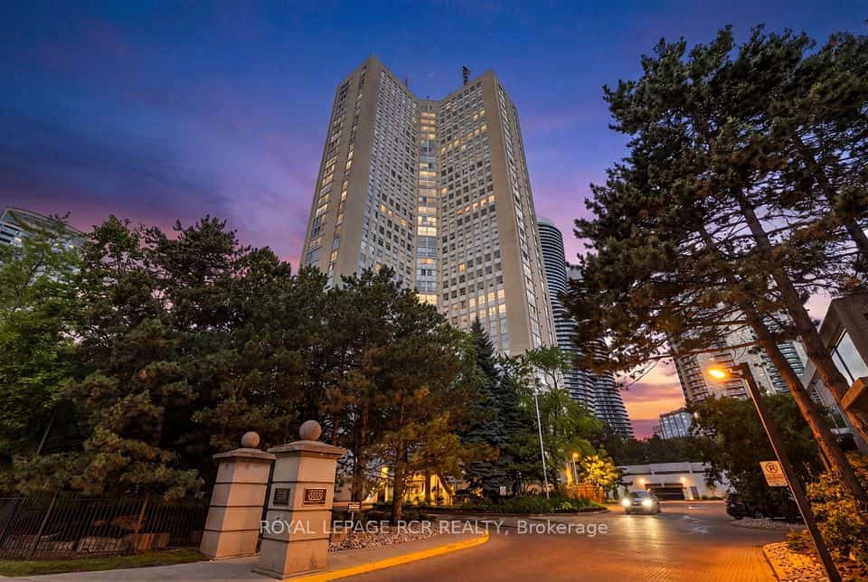 3650 Kaneff Crescent #303, Mississauga, ON L5A 4A1
