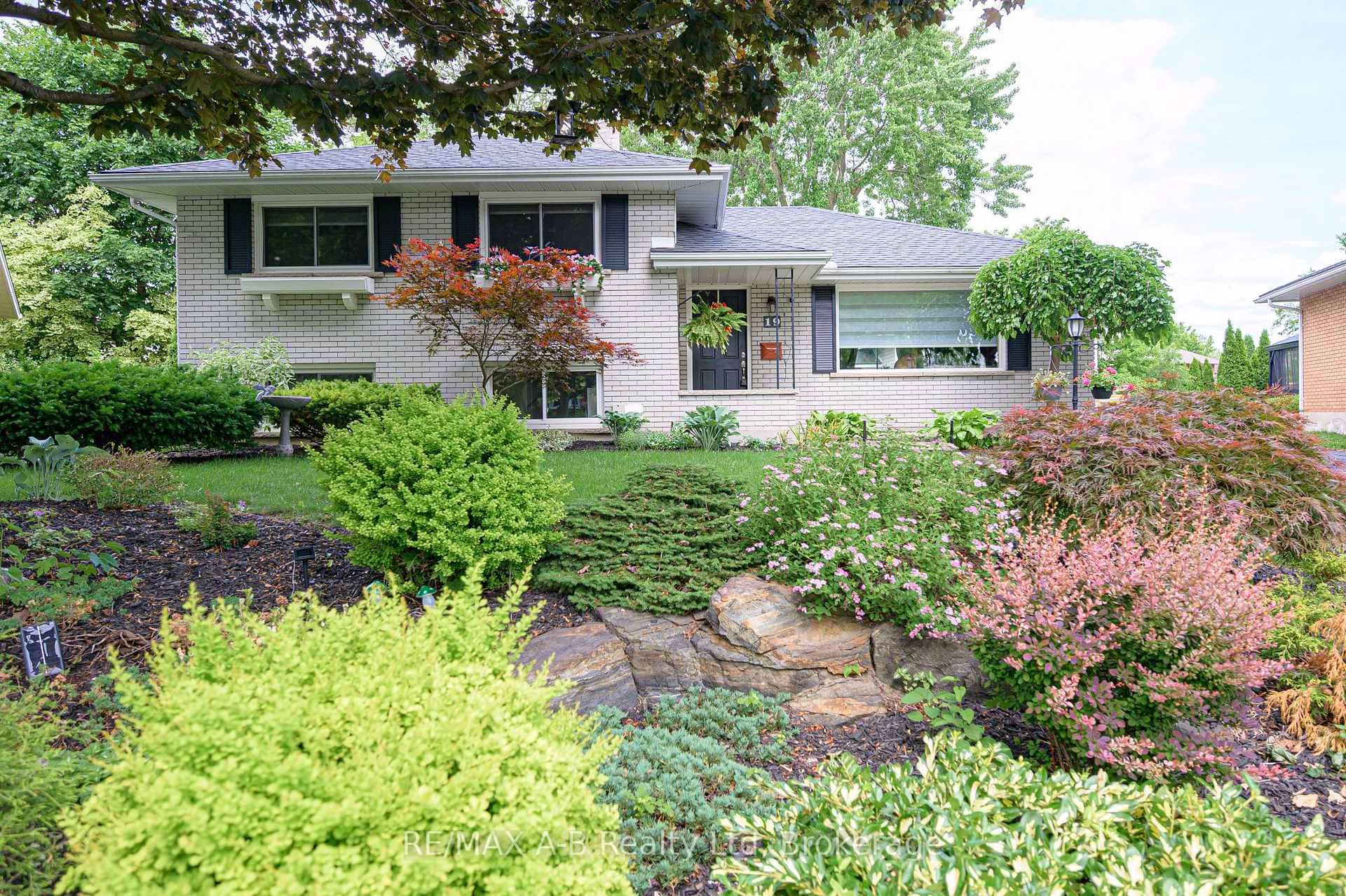 19 Linton Place, Kitchener, ON N2B 2K1
