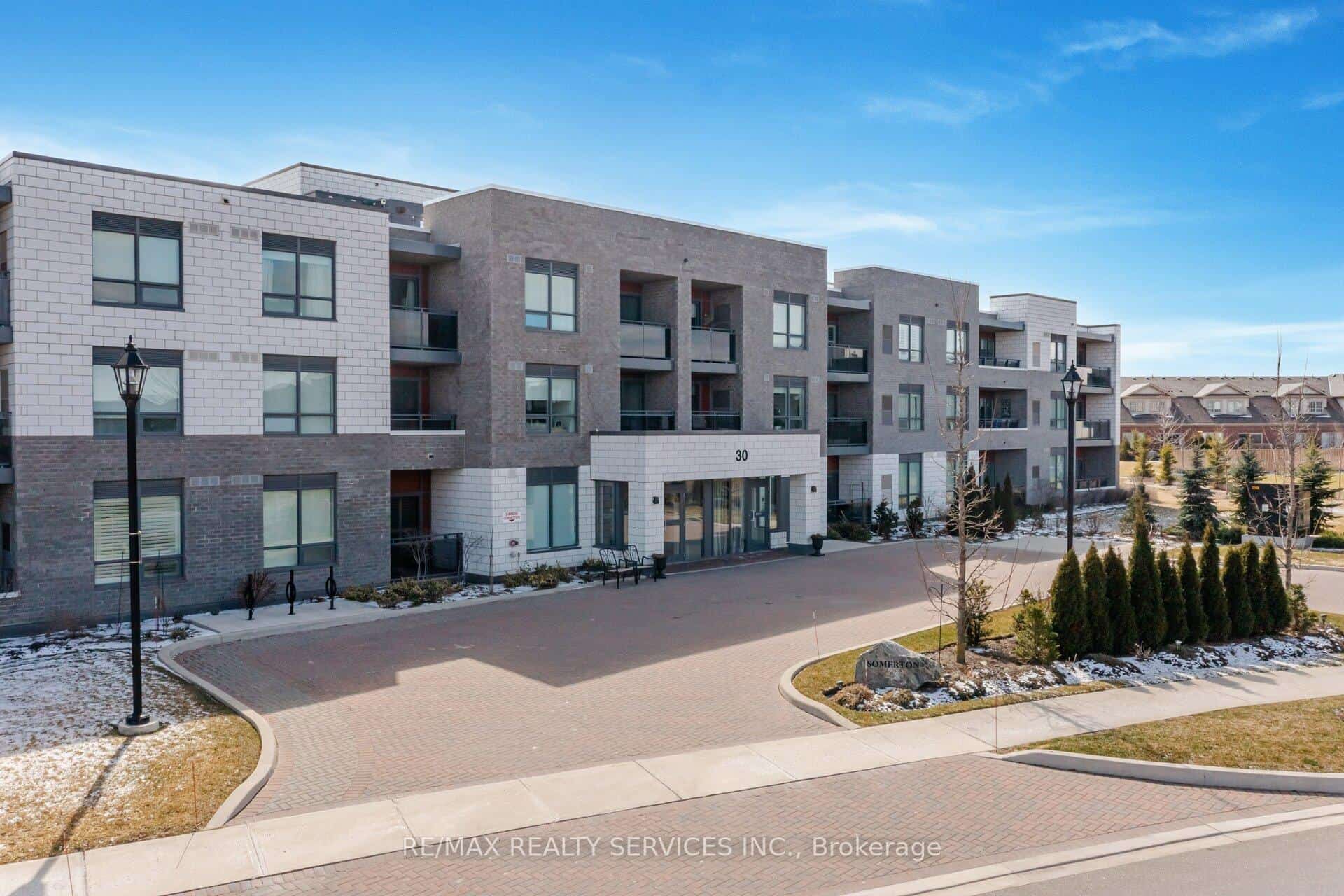 30 Via Rosedale #305, Brampton, ON L6R 3Z9