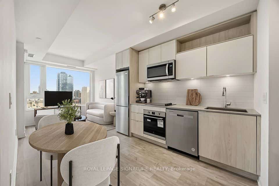 60 Princess Street #913, Toronto, ON M5A 2C7